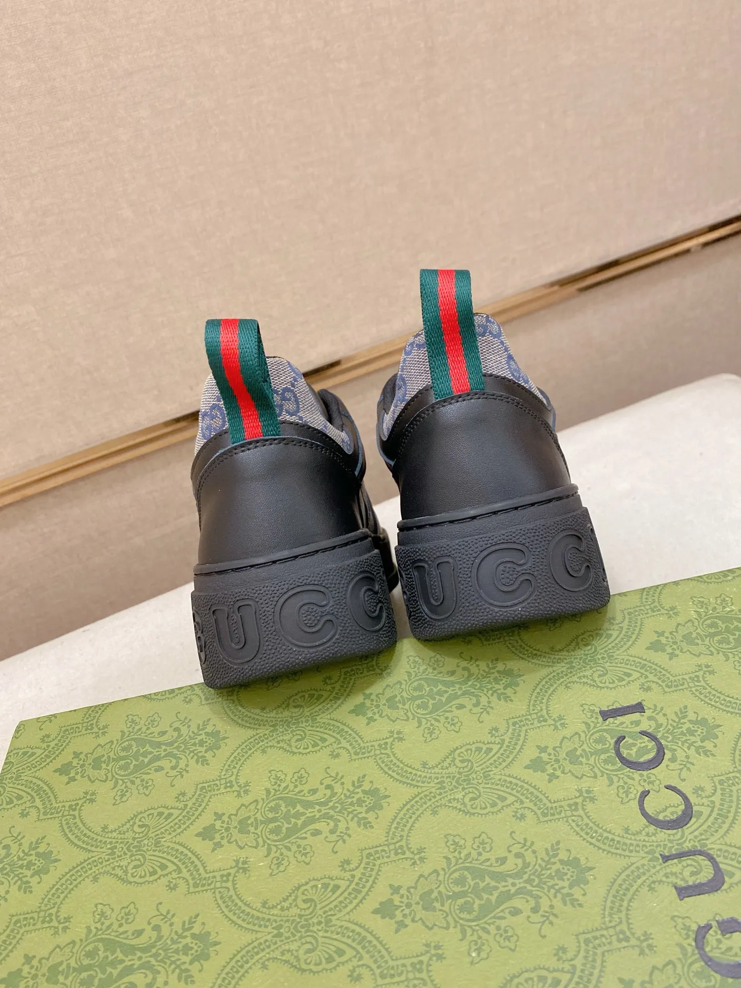 Men's clothing and shoes💰:420💰 (GUCCI) The latest model from the official website🎁🎁Casual and fashionable men's shoes👟, hot style💥The version is simple and elegant, exclusive for trendy men. The unique latest brand elements from the official website👑Original Gucci decoration, fashionable and generous, the fabric is original cowhide ✅Mesh breathable lining, the official website specifies wear-resistant casual outsole, the classic model is taken in kind at the counter🎬38-44 (can be customized for 45 non-refundable)
